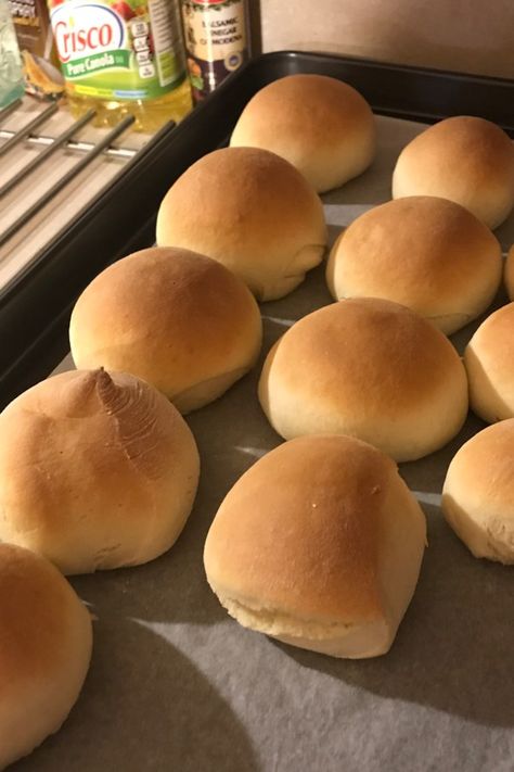 Tasty Buns | "Excellent yeast buns that can be used for hamburgers or just plain dinner rolls. They don't take long to make and have never failed for me!" #allrecipes #bread #breadrecipes #bakingbread #howtobakebread Pizza Buns Recipe, Quick Yeast Rolls, Bun Recipes, Pickled Vegetables Recipe, Rolls Bread, Homemade Hamburger Buns, Homemade Buns, Dessert Simple, Homemade Dinner Rolls