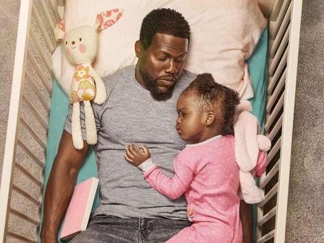 Fatherhood Movie, Kevin Hart Movies, New Hollywood Movies, Black Fathers, Kevin Hart, English Movies, Single Dads, Netflix Streaming, Tom Hanks