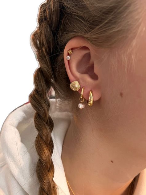 How To Style Pearl Earrings, Pearl Beach Jewelry, Earrings Stack Aesthetic, Beachy Ear Piercings, Beach Ear Piercings, Layered Earrings Aesthetic, Beachy Piercings, Beachy Earrings Aesthetic, 2 Helix Piercings Stacked