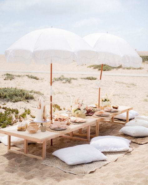 Beach Picnic Party, Picnic Company, California Christmas, Beach Lounge Chair, Beach Picnics, Picnic Inspiration, Beach Events, Beach Lounge, Italian Garden