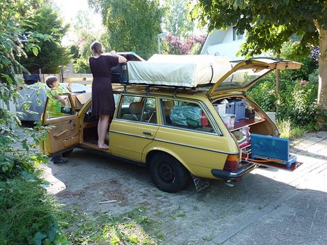 80 Cars, California Beach House, Mercedes W123, Expedition Portal, Car Camper, Classic Mercedes, Mercedes Benz Classic, Cars Vintage, Volkswagen Bus