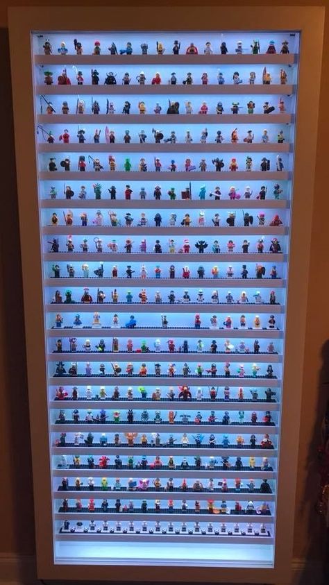 Diy Lego Display Case, Minifigure Display Diy, Lego Minifigure Display Diy, Lego Display Room, Display Shelves For Collectables, Figurine Display Ideas, Display Action Figures, Mini Figure Display, Lego Table Ikea