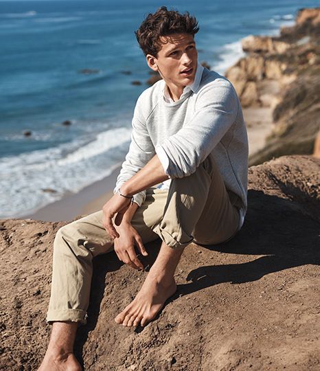 Beach Portraits Men, Sea Poses, Island Photoshoot, Look Good In Photos, Men Pose, Photo Men, Mens Beach Style, Senior Photos Boys, Pose Photography