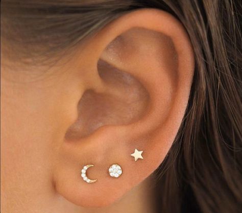 Ušný Piercing, Piercing Labret, Moon Shine, Cool Ear Piercings, Pretty Ear Piercings, Cute Ear Piercings, Geode Earrings, Piercing Ideas, Daith Piercing