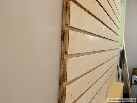 Slat Wall Tool Storage, Garage Slat Wall Diy, Diy Slat Wall Garage, Organize Tools On Shelves, Diy Slatwall Display, Diy Slat Wall Storage, French Cleat Wall Living Room, Slot Wall Ideas, Slatwall Garage