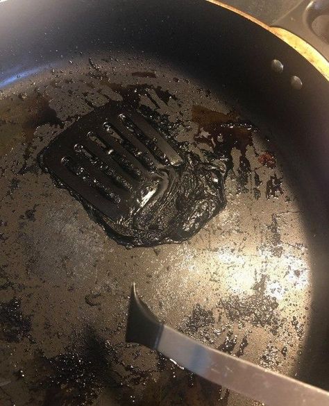 Cooking Disasters Funny, Bad Cooking Funny, Bad Cooking, Silly Birds, Cooking Fails, Worst Cooks, Funny Accidents, Memes Cursed, Burnt Food