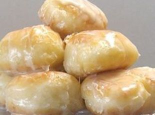 OMG!!! This is a must try for sure, the hole is better than the donut(; Homemade Krispy Kremes Donut Holes Recipe Cronut, Copykat Recipes, Hash Browns, Krispy Kreme, Donut Recipes, Baklava, Restaurant Recipes, Pavlova, Copycat Recipes