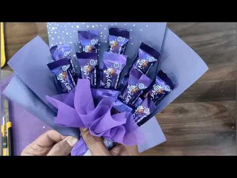 Mini Chocolate Bouquet Tutorial, Chocolate Bukey Gift, Mini Chocolate Bouquet Diy, Chocolate Bukey Ideas, How To Make Mini Bouquet, Diy Snack Bouquet, Candy And Flower Bouquet, Mini Snack Bouquet, Handmade Chocolate Bouquet Ideas