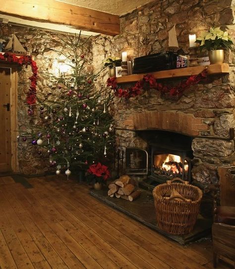 A Country House Christmas - Celebrate the Holidays at a UK Country Hotel Christmas Apartment, Country Hotel, Casa Country, Cabin Christmas, Cosy Christmas, Casa Container, Christmas Fireplace, Gorgeous Christmas, Christmas Mantels