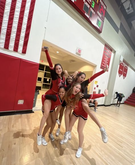 High School Cheerleader Aesthetic, Highschool Cheer Aesthetic, Cheerleading Basketball, American Highschool, Highschool Cheer, Cheerleader Aesthetic, Basketball Cheerleading, Cheerleading Poses, Cheer Aesthetic