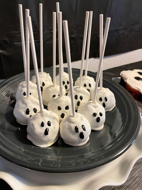 Cake Pops Halloween Cakepops, Ghost Cakepops, Spooky Cake Pops, Ghost Cake Pops, Spooky Cake, Autumn Baking, Ghost Cake, Halloween Cake Pops, Pumpkin Designs