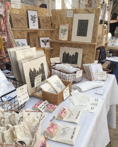 Paper Store Display, Display Art At Craft Fair, Art Stall Display Ideas, Craft Market Ideas, Diy Market Display, Craft Fair Setup, Art Market Display, Craft Market Stall Ideas, Linocut Prints Art