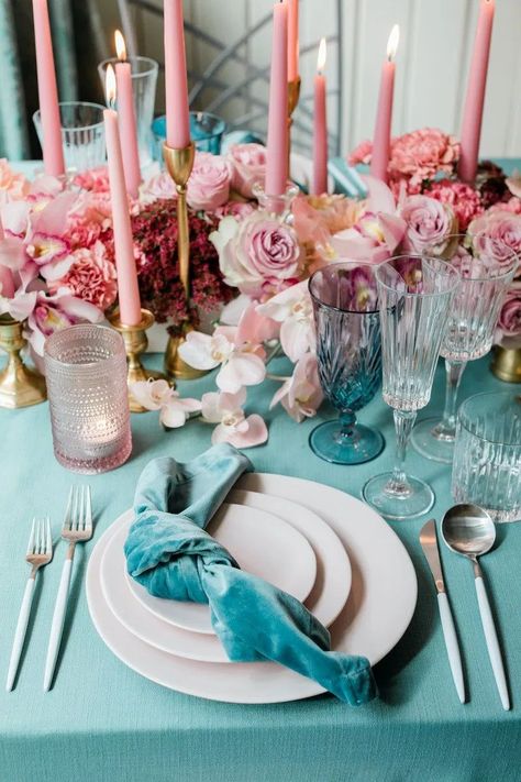 Teal and pink paired for a modern and intimate dinner place setting, with pink floral and teal linens. Pink Plate Table Setting, Light Pink Table Setting, Pink Plates Table Setting, Valentine Dinner Table Setting, Pastel Table Setting, Pink Party Tables, Velvet Napkins, Blush Wedding Reception, Madrid Wedding