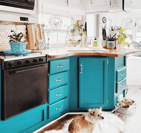 3 amazing boho chic camper renovations you have to see to believe Interior Catalogue, Farmhouse Rv, Rv Kitchen Remodel, Turquoise Cabinets, Best Camper, Camper Remodeling, Diy Camper Remodel, Bus House, Rv Makeover