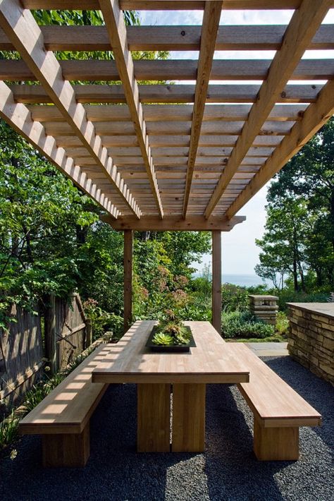 Room for everyone under the pergola in this lovely dining area. Modern Pergola, Pergola Design, Wooden Pergola, Backyard Pergola, Landscape Designs, Patio Roof, Terrace Design, Pergola Plans, Pergola Kits