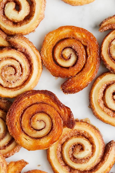 Cinnamon Snails Recipe Cinnamon Snails, Snail Cookies, Bierox Recipe, Cinnamon Snails Recipe, Scrolls Recipe, Snails Recipe, Easy Puff Pastry, King Food, Tea Cookies