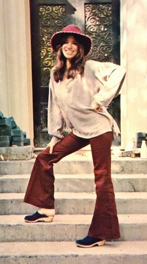 ♪ Carly ♪ Carly Simon Aesthetic, Carly Simon Style, Carly Simon 70s, Carley Simon, 70s Musicians, Platform Clogs Shoes, Curated Fashion, Motto Party, Flamboyant Natural