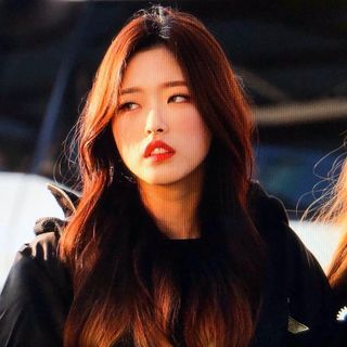 Loona Olivia Hye, Loona Icons, Peach Aesthetic, Odd Eyes, Olivia Hye, Emo Girls, Pose Reference Photo, I Love Girls, Red Aesthetic