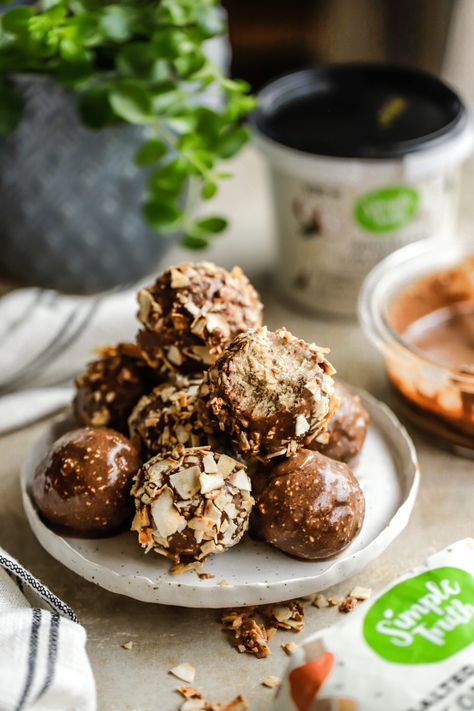 Bounty bliss balls – Life in the South Galaxy Chocolate Bar, Chocolate Dipping Sauce, Galaxy Chocolate, Coconut Balls, Coconut Caramel, Bliss Balls, Raw Desserts, Chocolate Brands, Golden Syrup