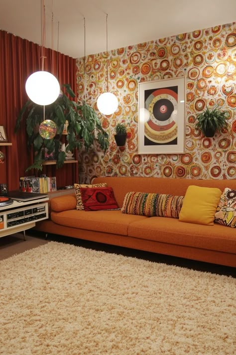 70s Orange And Green Aesthetic, 1970s Home Interior, 70s Retro Decor, 1970s Aesthetic Home, 70s Decor Living Room, Retro Living Room 1970s, Retro Interior Design 1970s, 70s Home Aesthetic, 70s Interior Design Retro