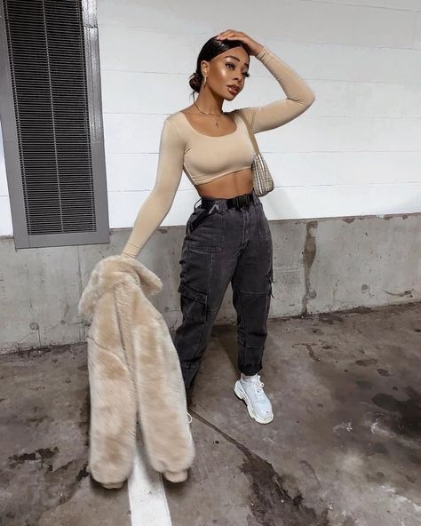 ✨🦋 𝑭𝒐𝒍𝒍𝒐𝒘: @𝒊𝒕𝒔𝒊𝒅𝒂𝒑𝒂𝒒𝒖𝒊𝒏 🦋✨ baggy jeans • baggy pants • 2020 trends #baggyjeans #baggypants #baddieoutfits #2020fashiontrends Beige Crop Top, Crop Top Outfit, Top Outfit, Looks Black, Streetwear Fashion Women, Mode Inspo, Happy Saturday, Looks Style, Mode Inspiration