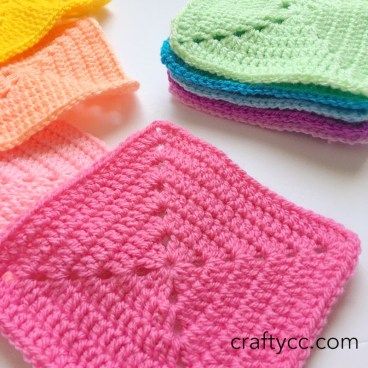 Learn how to crochet a solid granny square! – Crafty CC Closed Granny Square Pattern, No Gap Granny Square, Crochet Daisy Granny Square, Granny Square Ideas, Daisy Granny Square, Solid Granny Square, Granny Square Pattern Free, Handbag Crochet, Knitting Hacks