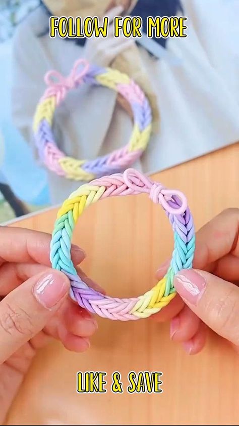 Pin en Craft for You Friendship Band, Rubber Band Crafts, Hadiah Diy, Kraf Kertas, Diy Friendship Bracelets Tutorial, Instruções Origami, Christmas Gift Basket Ideas, Gift For Mom Christmas, Bracelets Handmade Diy