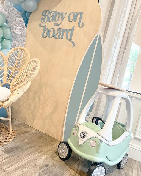 Baby On Board 🌊🏄🏼 #babyonboard #babyonboardbabyshower #babyonboardtheme #babyonboardthemedshower #babyonboardbackdrop #babyonboardballoons #surfthemedparty #surf #surfthemedparty #surfthemebabyshower #beach #beachtheme #beachthemedecor #surfthemebackdrop Baby On Board Surf Theme, Surfer Baby Shower Ideas, Baby On Board Shower Theme, Coastal Baby Shower Theme, Baby On Board Baby Shower Ideas, Beach Baby Shower Theme, Surfer Baby Shower, Surfer Baby, Surf Baby