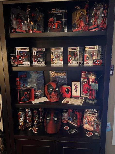 Deadpool Room Decor, Room Ideas Marvel, Comic Room Ideas, Nerd Bedroom Aesthetic, Marvel Themed Bedroom, Nerd Room Aesthetic, Harley Quinn Decor, Nerd Bedroom, Deadpool Aesthetic