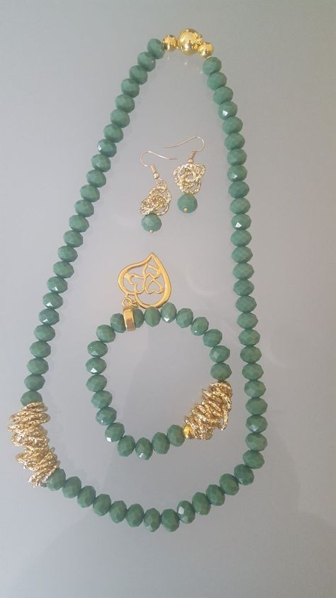 Diy Jewelry Necklace Beads, Collar Verde, Tiara Accessories, Handmade Ceramic Jewelry, Bracelets Handmade Diy, Pearl Necklace Designs, Jewelry Hanger, Gold Rings Fashion, Handmade Fashion Jewelry