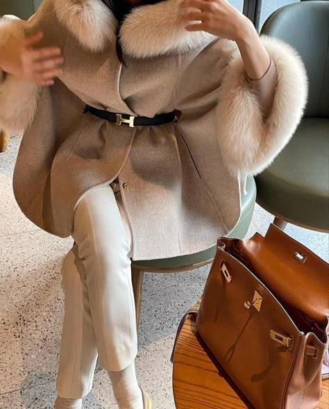 Quite Luxury, Luxury Retail Store, Shopping Luxury, Outfit Travel, Look Formal, Cute Winter Outfits, Outfits For Women, Outfits Winter, Abayas Fashion