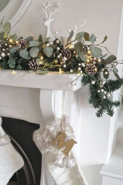 34 Festive & Elegant White Christmas Decor Ideas to Try This Year Green White And Tan Christmas, White Green And Gold Christmas Decor, White Theme Christmas Decor, White Christmas Decor Diy, Woodland Theme Christmas, Green And White Christmas Decor, Caymus Wine, Diy Christmas Mantel Decor, White And Green Christmas Decor