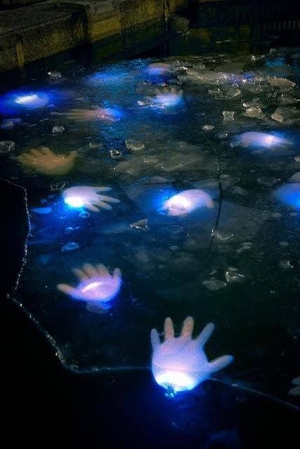 20 Cool Glow Stick Ideas ~ like this Glow Stick Floating Hands! Creepy! Fill surgical gloves with glow sticks, blow them up, and let them float in your pool or align them up your walkway to the door...hehehehe! Diy Haunted Trail Ideas Forest, Creepy Carnival Halloween Party, Haunted Forest Halloween Decor, Haunted Forest Ideas, Haunted Trail Ideas, Haunted Trail, Halloween Maze, Casa Halloween, Halloween Fest