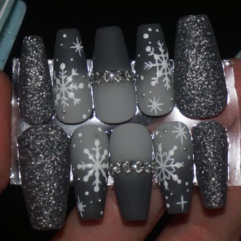 Sydney Petty on Instagram: “#winternails #snownails #christmasnails” Christmas Nails Gray, Winter Nails Gray, Gray Christmas Nails, Grey Christmas Nails, Nails Gray, Snow Nails, Gray Ombre, Gray Nails, Bling Nails