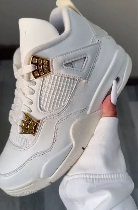 Trendy Shoes Sneakers Nike, Nike Air Jordan Shoes Women, Air Jordan Shoes For Women, Trendy Shoes Sneakers For Women, Jordans Retro 4, Tenis Jordan Retro, Shoes Nike White, Tenis Nike Jordan, Nike Jordan Retro 4