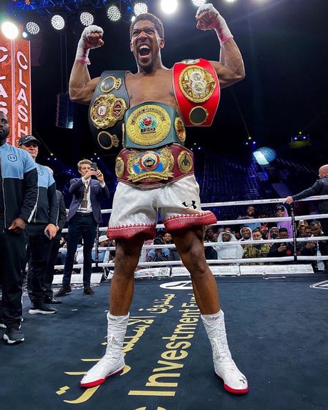 @anthonyjoshua 👏👏👏 . . 📷: @jmproductions_video Back on top like we never left . . #anthonyjoshua #ajboxing #boxing #heavyweightboxing #clashofthedunes #champion Andre Ward, Boxing Images, Star Of The Week, Boxing Ring, Boxing History, Anthony Joshua, Boxing Champions, Combat Sport, Floyd Mayweather