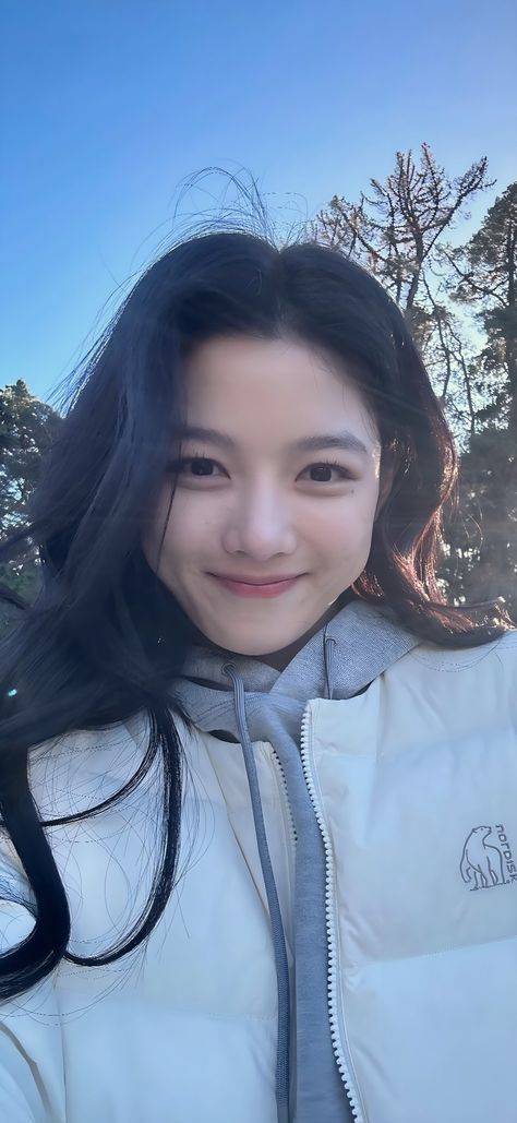 Kim Yoojung Actress, Kim Yoo Jung Wallpaper, Kim Yoojung, Western Girl Outfits, Kim You Jung, Men Hair Color, Kim Yoo Jung, Kim Ji Won, Girl Inspiration