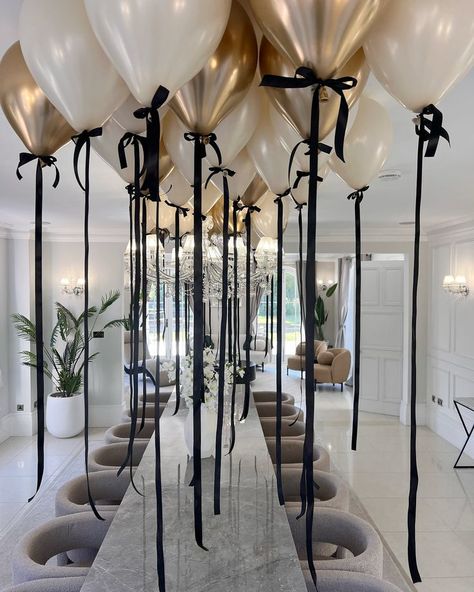 Balloons With Ribbon Bows, Balloons With Bows On Them, Diy Helium Balloons, White Balloons With Black Ribbon, Luxury 30th Birthday Party, Wedding Decor Balloons, Bow Balloon Decorations, Christmas Party Balloons, Balloon String Ideas