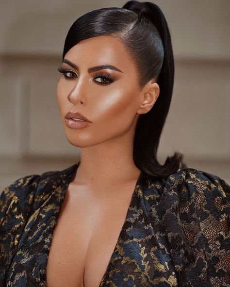 104 mil Me gusta, 1,864 comentarios - Amra Olević Reyes (@amrezy) en Instagram: "And when she loved herself she found she was invincible 💫" Big Updo, Amra Olevic, Sleek Updo, Sleek Hairstyles, Makeup Geek, Makeup Shop, Face Hair, Top Photo, Beauty Inspiration