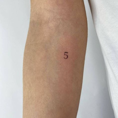 Number 5 tattooed on the inner forearm. Number 5 Tattoo, Minimalist Lettering, 5 Tattoo, 9 Tattoo, Tattoo Number, Mark 10 9, Tattoo Couple, Inner Forearm Tattoo, Tattoo Minimal