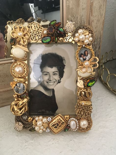 Jewelry Picture Frame, Jewelry Frames Diy, Vintage Brooches Repurposed, Button Picture Frames, Repurpose Picture Frames Diy, Upcycle Old Jewelry Craft Ideas, Jewelry Shadow Box, Jewelry Collage, Jeweled Picture Frame