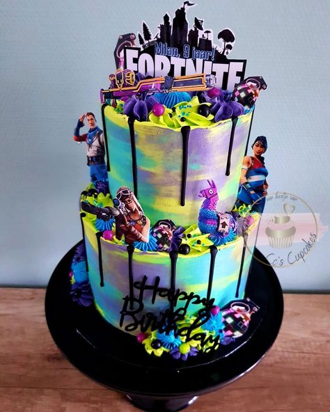 𝗙𝗼𝗿𝘁𝗻𝗶𝘁𝗲 Milan vierde zijn 9e verjaardag met een stoere Fortnite stapeltaart.... hoe gaaf is dat!!!! Deze taart is voor 21/28 personen en is gevuld met vanillecreme en aardbeienjam. www.cccupcakes.nl #cakeofftheday #happybirthday #cakestyling #lovetobake #instacakers #fortnite #fortnitecake #cakesofinstagram #tiercake #treatyourself #cakesoninstagram #cakestyle #homebakery #cakeart #cakestagram #stapeltaart #instafood #instacake #instabaker #instabakery #cakeporn #foodporn  #foodlovers... Fortnite Cupcakes, Fortnite, Cake, Birthday