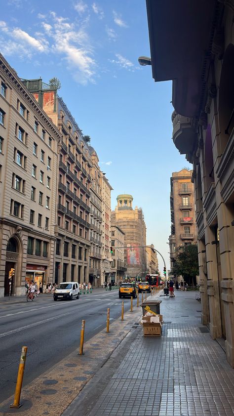 #barcelona #city #cars #evening #aesthetic #house Barcelona Streets Aesthetic, Living In Barcelona Aesthetic, Aesthetic Barcelona, Barcelona House, Evening Aesthetic, Barcelona Aesthetic, Barcelona Street, Aesthetic House, Night Beauty