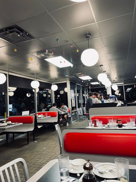 Retro Dinner Exterior, Diner Aesthetic Night, Waffle House Interior, Red Diner Aesthetic, Waffle House At Night, Midnight Diner Aesthetic, Late Night Waffle House Aesthetic, Waffle House Aesthetic, Vibe Vintage