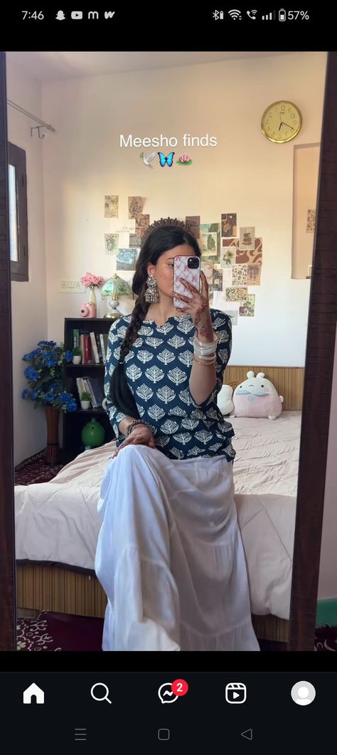 Short Kurti With Skirt, Kurti With Skirt, White Skirt Outfits, Skirt Aesthetic, Kurti Style, Short Kurti, Desi Aesthetic, Friends Gif, Desi Girl