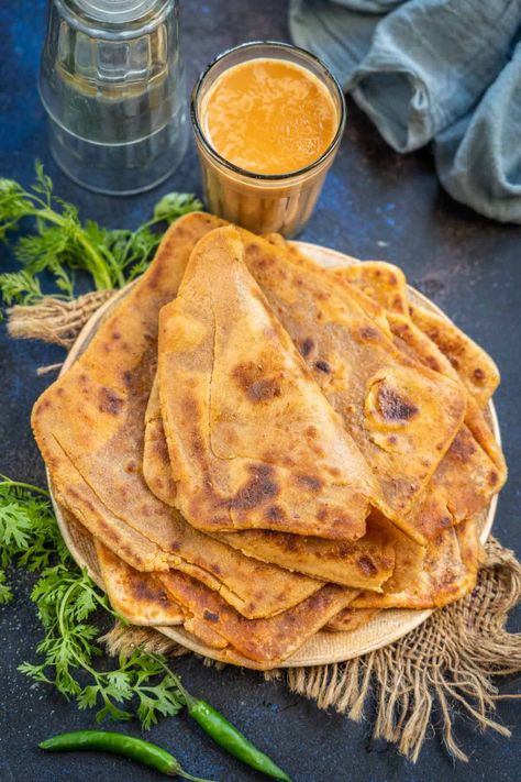 Masala Paratha is a spicy variation of the plain paratha where a spice mix is added to the recipe. Serve it with a cup of masala chai for a hearty breakfast or evening snack. Masala Paratha, Plain Paratha, Delicious Food Image, Indian Flatbread, Paratha Recipes, Tastemade Recipes, Mango Recipes, Masala Chai, Spice Mix