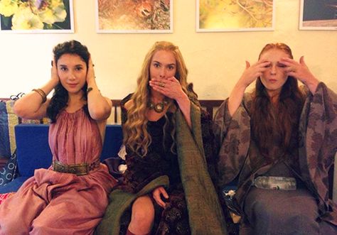 Sophie Turner with Sibel Kekilli and Lena Heady behind the scenes on game of Thrones season 4. Game Of Thrones Bts, Game Of Thrones 3, Game Of Thrones Cast, Got Game Of Thrones, Fire And Blood, Lena Headey, Game Of Thrones Funny, Cersei Lannister, Gra O Tron