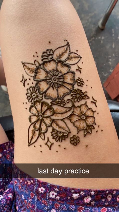 Henna Tattoo Designs Leg Simple, Cute Henna Designs Leg, Simple Henna Flower Designs, Thigh Henna Designs Easy, Easy Henna Ideas Simple Leg, Henna Design Thigh, Big Henna Designs Leg, Henna Designs Simple Leg, Henna Square Designs