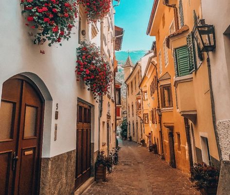 Countryside Of Italy, Best Towns In Italy, Northern Italy Countryside, Italy Seaside Towns, Italian Hill Towns, Italian Neighborhood Aesthetic, Italian Mountain Village, Italian Villages Small Towns, Tuscany Villages