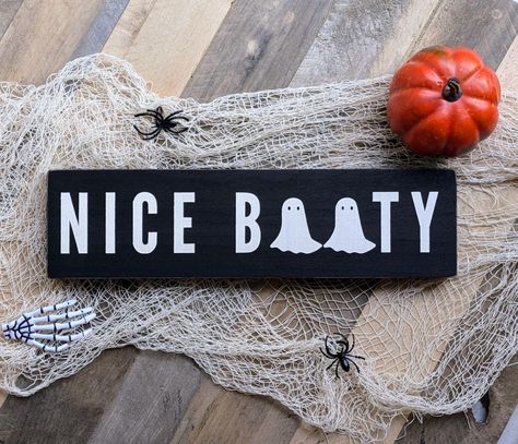 Cute Indoor Halloween Decor, Spooky Bathroom Ideas, Diy Halloween Decor Cricut, Halloween Sign Ideas Diy, Fall Decorations Bathroom, Halloween Decorations For Bathroom, Halloween Salon Decorations, Diy Halloween Decorations For Office, Farmhouse Halloween Decor Diy